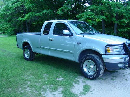 2001 ford f-150 4 x 4 pick-up, awesome condition, clean truck!! no reserve!!!