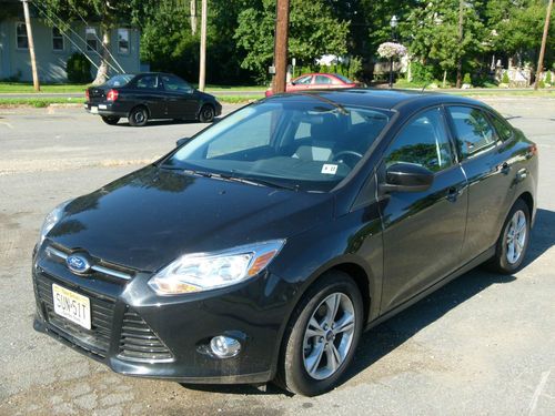 2012 ford focus se sedan, sport package, only 1020 miles  low reserve