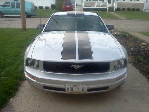 2006 ford mustang v6 - silver/black -  a head turner!
