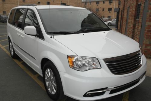 2014 chrysler town country white 5300 miles dvd dvd screen rear cam stow n go