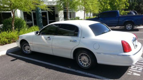 2001 lincoln towncar, heated seats, ipod connect, xm ready, backup camera