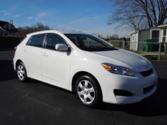 2009 toyota matrix white 4dr sport h/b one owner like new low-low-low 14k miles