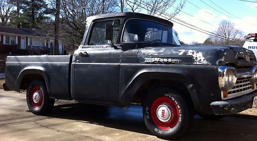 1960 ford f-100 pick-up truck