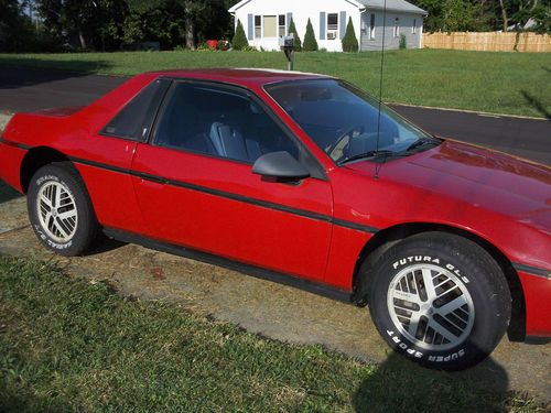 1985 pontiac fiero se  red 106,000 original miles 4 speed drives great!