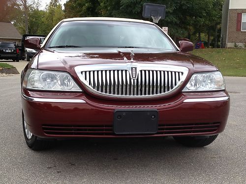 Nice 04 lincoln town car ultimate / sunroof