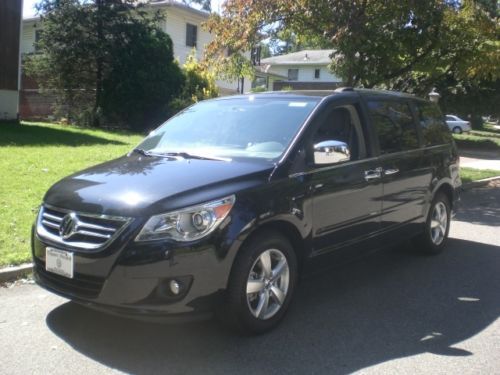 2011 vw routan sel premium , brand new left over 100 miles , loaded with all opt