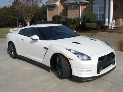 2013 nissan gtr white pearl with 760 miles