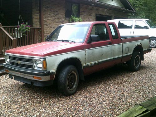 Extended cab pickup,4 wheel drive,5 speed manual transmission.