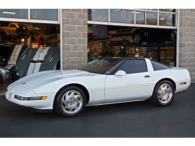 Classic corvette color combo 1994 white/red/black extremely nice looking c4