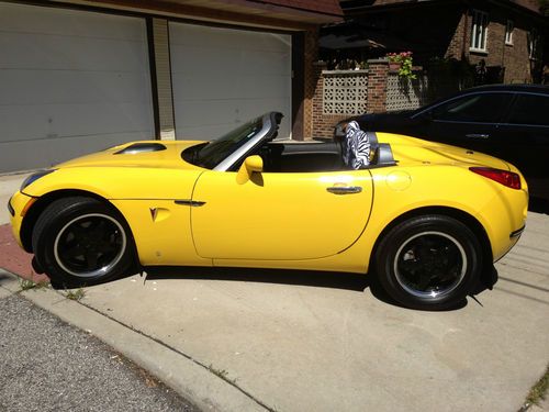 Great condition yellow 2dr convertible pontiac solstice 26k miles