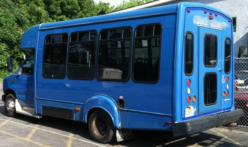 2006 ford e-450 14 passenger bus w/wheelchair lift diesel engine