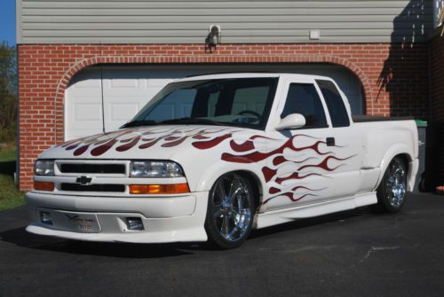 Custom 2000 chevrolet s10 xtreme extended cab pickup 3-door 2.2l