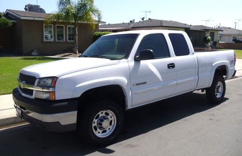 2003 chevrolet 2500hd ls 4x4 low miles white/tan one owner