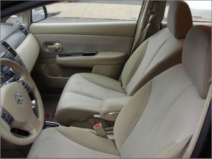 2009 nissan versa sl hatchback 4-door 1.8l, excellent condition, single owner