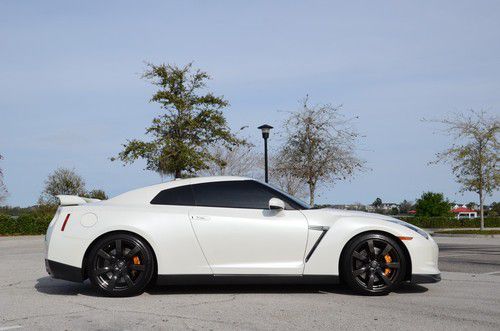 One owner - 2010 nissan gt-r premium - pearl white - 10/10 inside &amp; out!