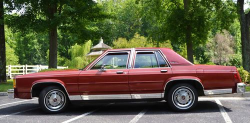1985 ford crown victoria 35,000 miles! runs like new! little 'ole lady car &amp; man