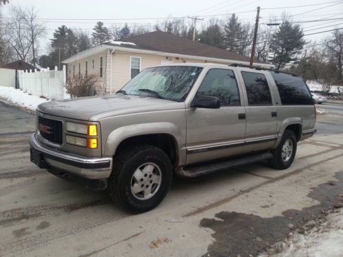 99 gmc suburban 4x4  extremely clean