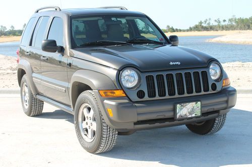 Immaculate one owner 4wd 2006 jeep liberty