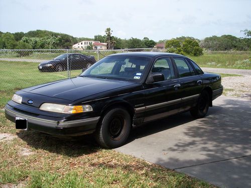 1992 ford crown victoria lx runs but needs major work. for parts only!!