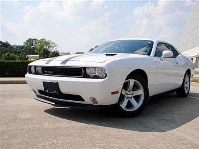 2011 dodge challenger, coupe,key less go,spacious seats,runs great!!