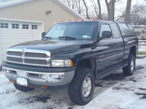 Dodge ram 2500 4x4 cummins very good condition!!! low mlies!!! must see!!!