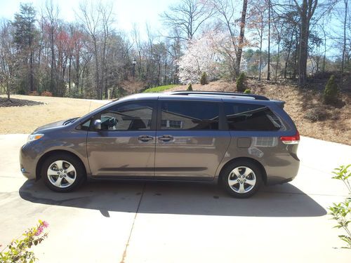 2011 toyota sienna le, 8 pass, 1 owner, 24k miles, clean.