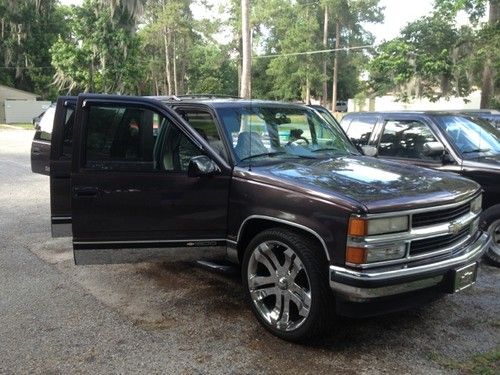 1995 suburban 1500 2wd brand new engine only 951 miles engine brand new!!!!!!!!