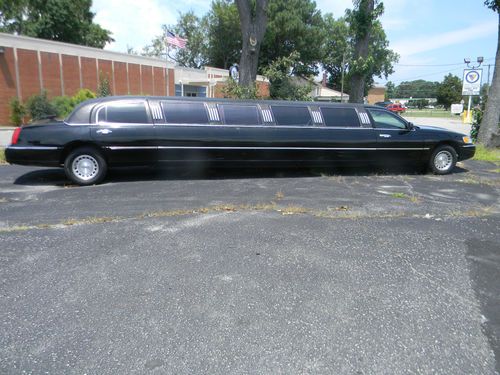 Limousine - 2002 lincoln town car superstretch - black - great condition!!!