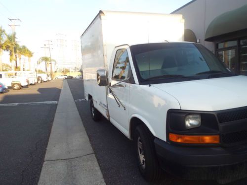 Chevrolet 2005 express g3500 box truck clear title