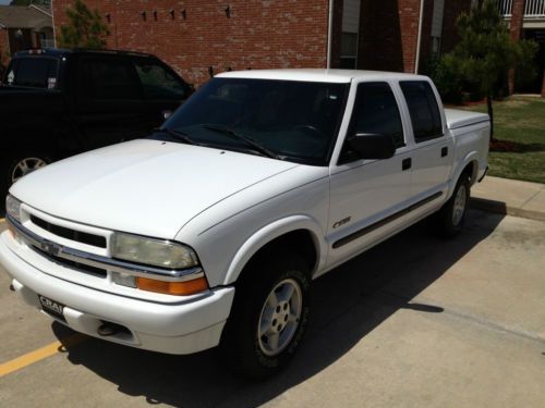White chevy s-10 w/ bed cover and tow package 80,000 miles