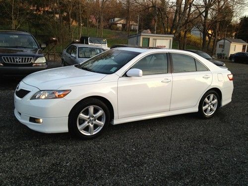 Beautiful white/charcoal 2009 toyota camry se ~ only 55k miles ~ sport ~ sunroof