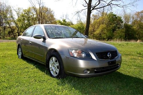 No reserve... good running 2005 nissan altima 2.5s, 4 cylinder, auto trans, cd