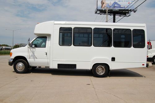 2005 ford e-450 passenger bus.  wheel chair lift low miles like new.