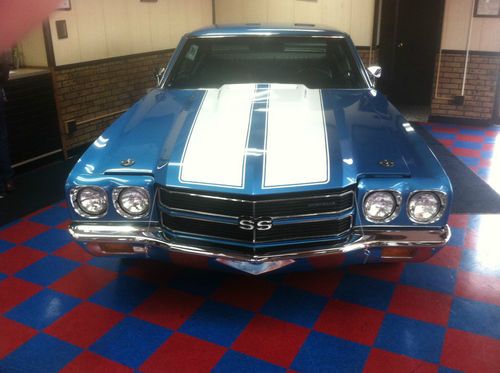 1970 chevy chevelle ss, blue w/ white racing stripes
