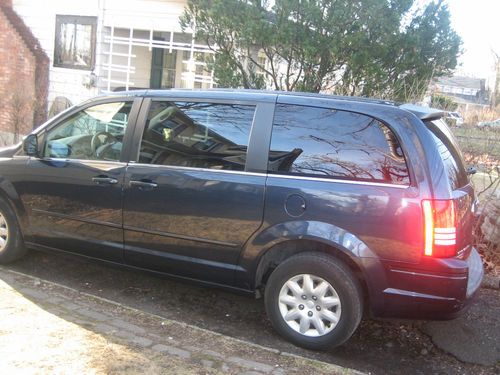 2009 chrysler town &amp; country van - good condition! great buy!