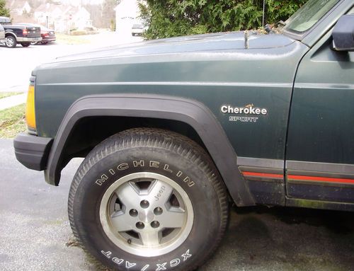 1994 jeep cherokee sport sport utility 2-door 4.0l needs repair or for parts