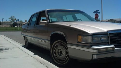 1991 cadillac fleetwood base sedan 4-door 4.9l low miles