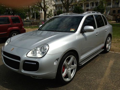 Porsche cayenne turbo s with 22" rims and excellent condition 2005 awd