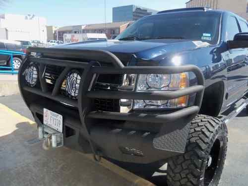 2007 silverado 2500 hd custome very well maintained no reserve.