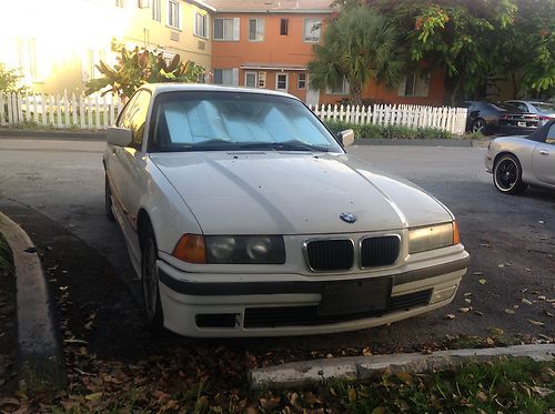 Bmw 328i white running great ice cold ac $2.950