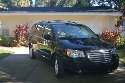 Chrysler town and country touring plus minivan 2010 only 4,800 miles!!!