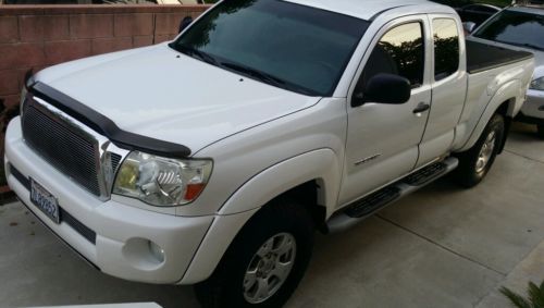 2005 toyota tacoma pre runner sr5, 4 cylinder 5 speed tiptronic manual trans.