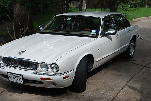 Jaguar : xj8 base sedan 4-door 2003 white jaguar xj8 sedan 4-door sun-roof 6 cd