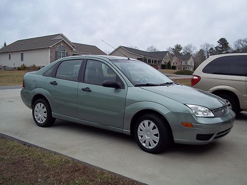 2006 ford focus automatic transmission  green 80k miles  clean with clear title