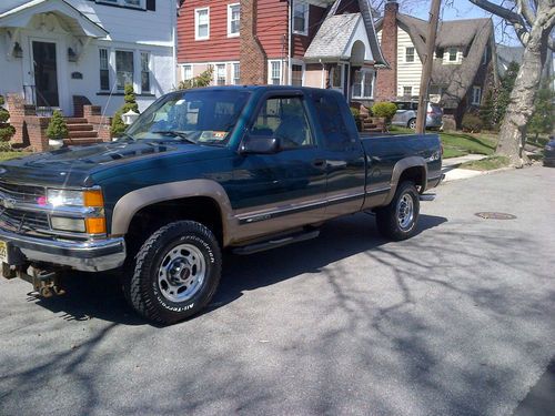 1997 chevy 2500 hd exended cab 4x4 pick up with plow