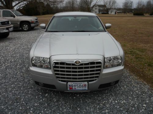 2005 chrysler 300 touring silver, excellent condition