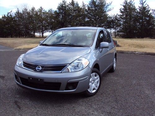 2011 nissan versa with only 16k miles, very clean, automatic trany, clean title