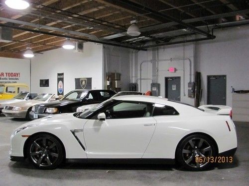 One owner 2009 gt-r premium white with grey interior.