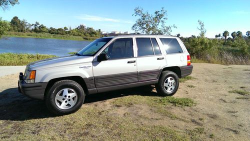 1994 jeep grand cherokee laredo v-8 4x4 low mileage immaculate  no reserve!