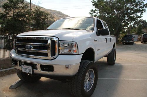 Super duty xlt - lift kit- 2005 white - 4 door crew cab - bed cover - power step